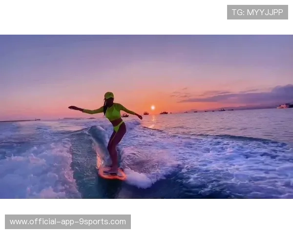 冲浪女孩浪上跳跃摆心形pose 冲浪女孩浪上跳跃摆心形pose