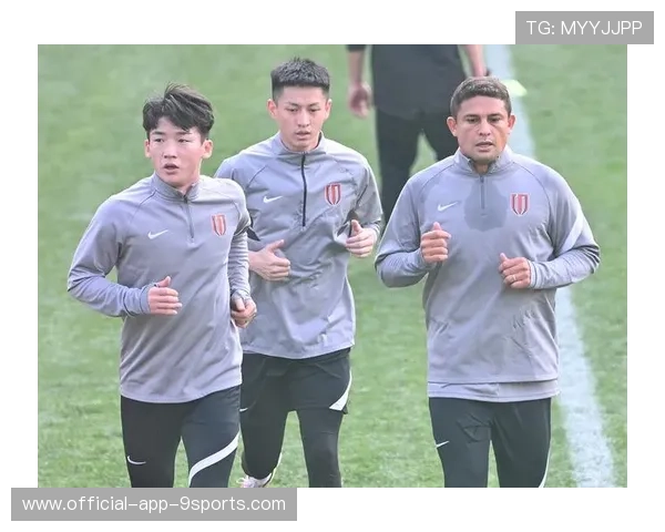 艾克森现身成都基地进行康复训练 艾克森现身成都基地进行康复训练